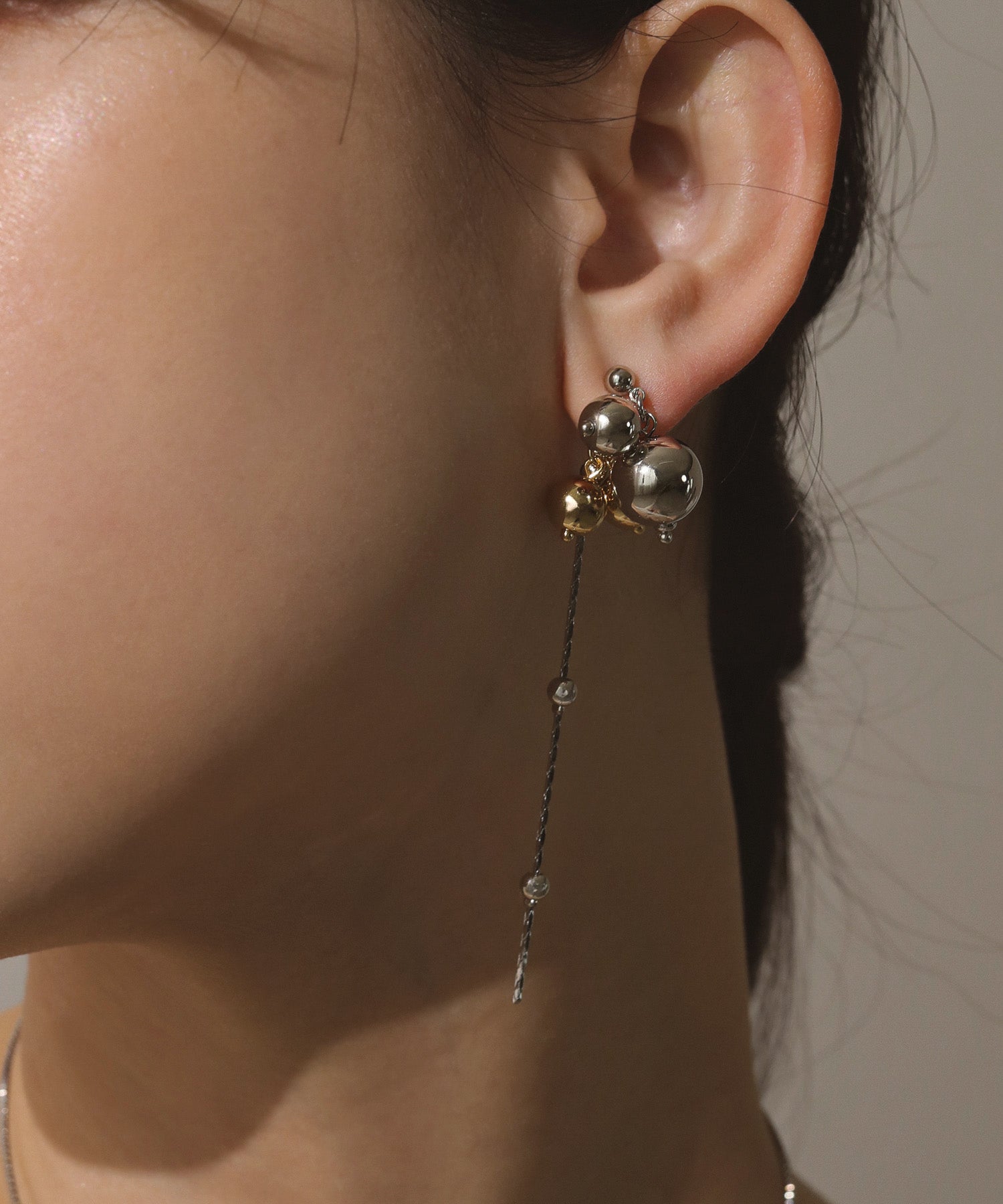 メタルボール ロングチェーン ピアス