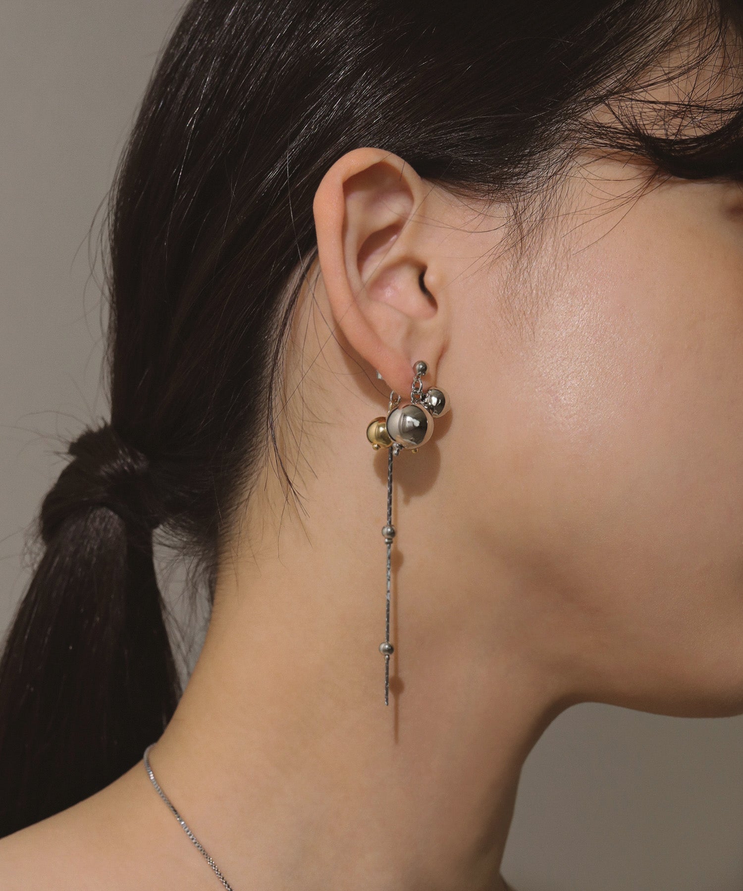 メタルボール ロングチェーン ピアス