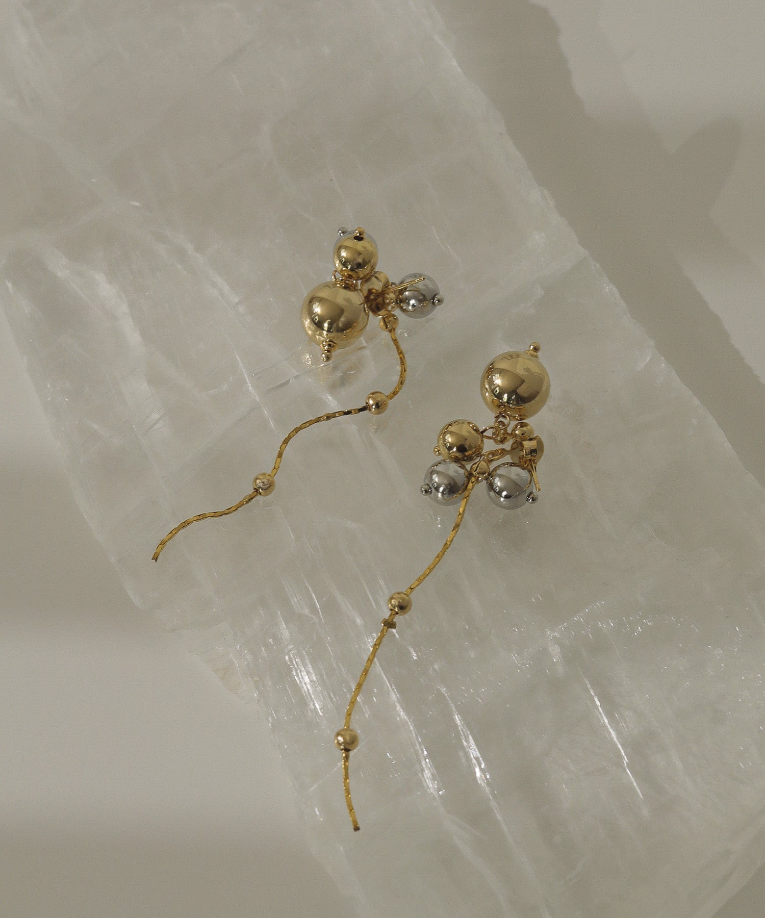 メタルボール ロングチェーン ピアス